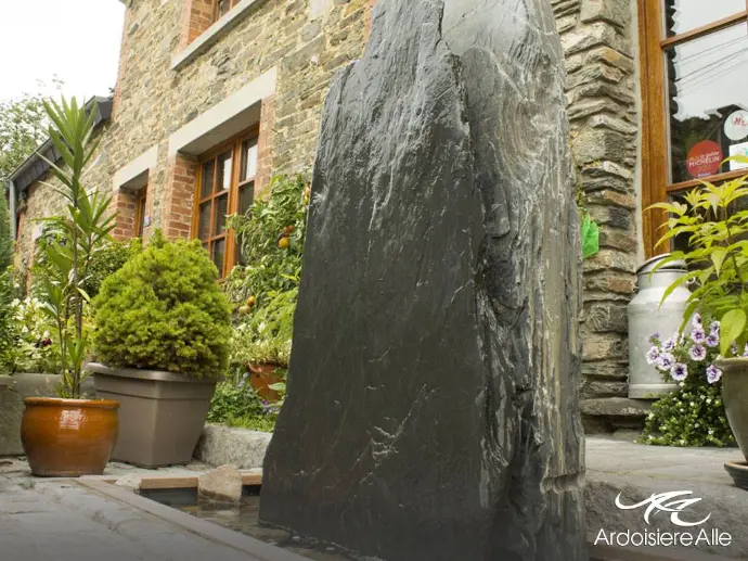 Monument en Schiste de la Carrière de Alle-sur-Semois de Vincent Theret - Schistenmonument uit de steengroeve van Alle-sur-Semois door Vincent Theret