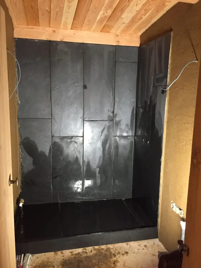 Evier taillé dans le Schiste Belge de Alle-sur-Semois et Habillage d'évier en Dalles de Schiste Polies Evier taillé dans le Schiste Belge de Alle-sur-Semois et Habillage d'évier en Dalles de Schiste Polies