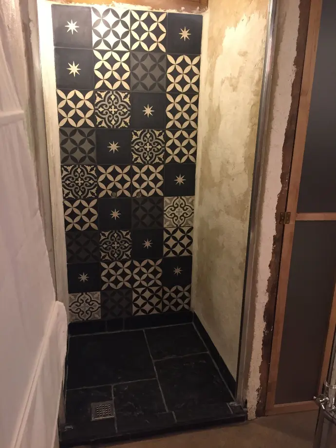 Douche dont le récepteur a été réalisée en Dalles de Schiste Belge Clivées et Adoucies Douche dont le récepteur a été réalisée en Dalles de Schiste Belge Clivées et Adoucies