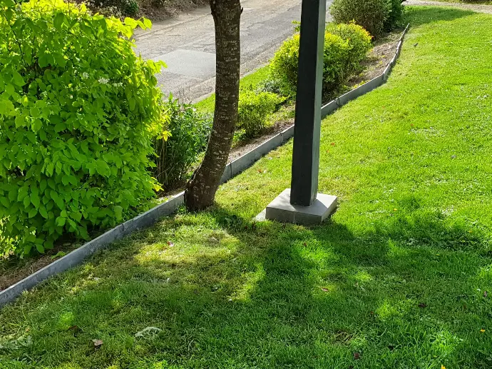 Bordures en fines dalles de schiste sciées Bordures en fines dalles de schiste sciées